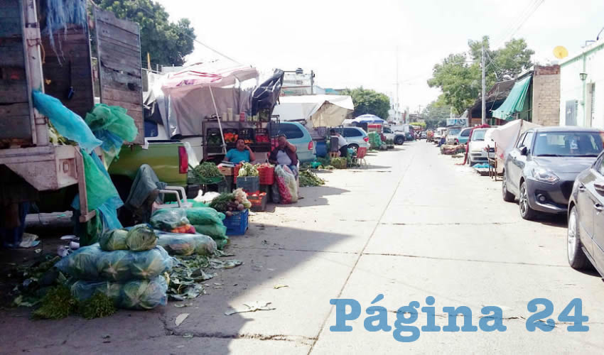 El mercado Felipe Ángeles está repleto de basura; en la parte exterior los desperdicios de la verdura que se ofrece abunda, algo que aunque es cobrado por el ayuntamiento para la recolección de basura, debe pagarse doblemente por parte de los locatarios. Además, la situación ahuyenta a la clientela/Fotos: Francisco Tapia