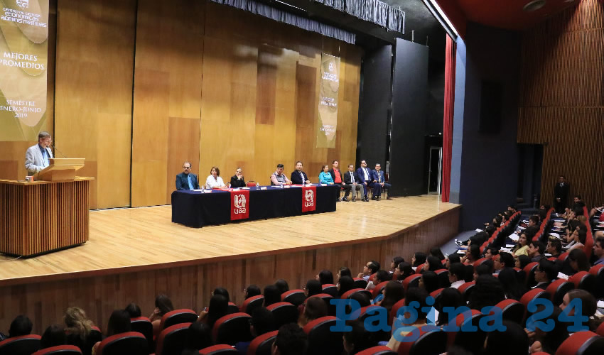 La UAA reconoció a cerca de 200 alumnos por haber obtenido un puntaje mayor al 9.75 en su promedio del semestre correspondiente a enero-junio 2019, en una ceremonia con autoridades universitarias