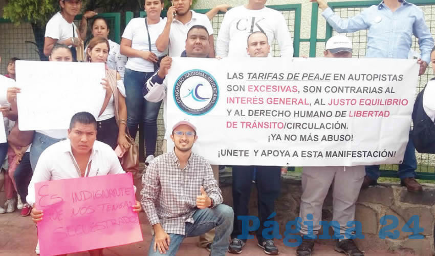 Vecinos de fraccionamientos de Tonalá se dijeron “hartos” de tener que pagar caseta de cobro para entrar o salir de su casa; exigieron a su alcalde que interceda por ellos ante el gobierno federal para que el sitio de cobro no los afecte/Fotos: Francisco Tapia
