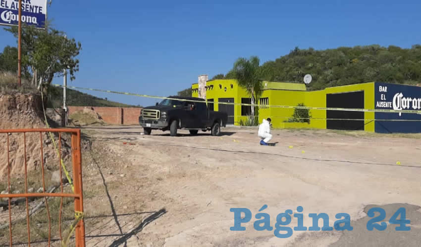 Afuera del bar El Ausente, fue asesinado Manuel Gustavo Soto Serna, de 32 años de edad,
