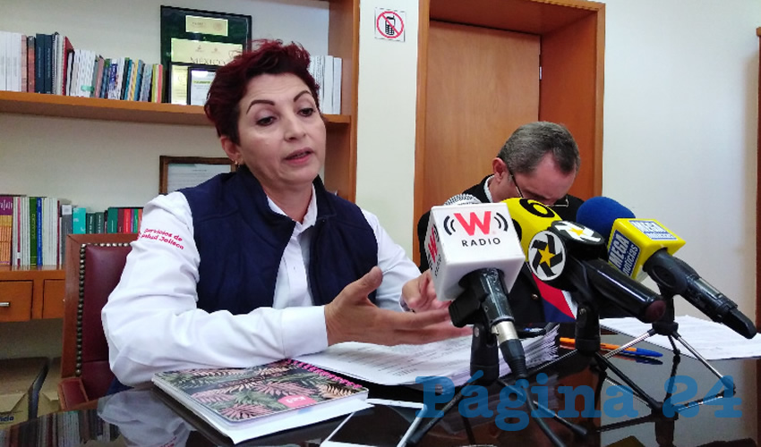 Consuelo Robles Sierra, titular de la OPD Servicios de Salud Jalisco, dijo que desde abril se han invertido 57 millones de pesos para combatir al mosco transmisor del dengue; agregó que si los casos se han incrementado es porque la gente no “limpia, tapa ni voltea”/Foto: Francisco Tapia