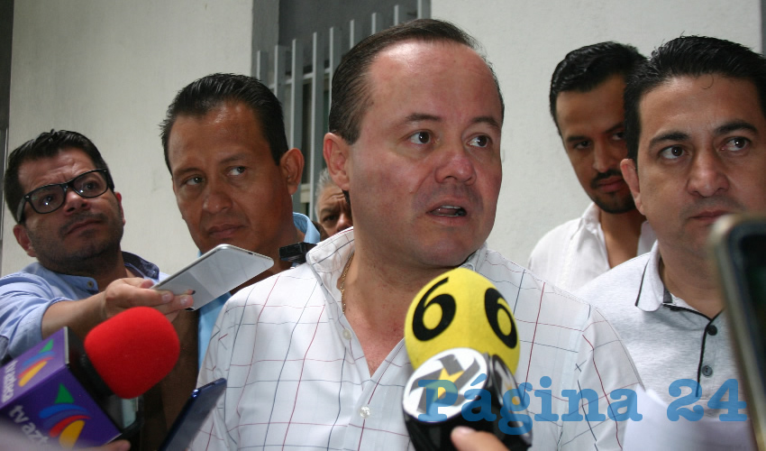 “Pedimos la renuncia del secretario de Salud del estado de Jalisco, por su incompetencia y su irresponsabilidad al desatender y no prevenir estos temas que año con año, cualquier secretario de Salud en cualquier etapa de gobierno lo habían venido haciendo”, tronó Alberto Maldonado, coordinador de los regidores de Morena