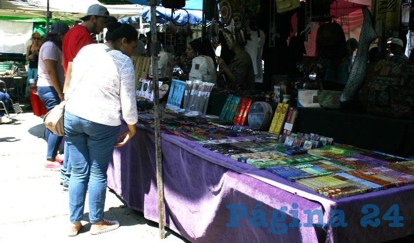 Se dice que el ayuntamiento tapatío renovará la Plaza Juárez, donde se instala cada sábado el peculiar mercado; con esto, quienes venden allí serían reubicados a un lugar aún sin definir; lo peor es que no los dejen trabajar más/Foto: Archivo Página 24