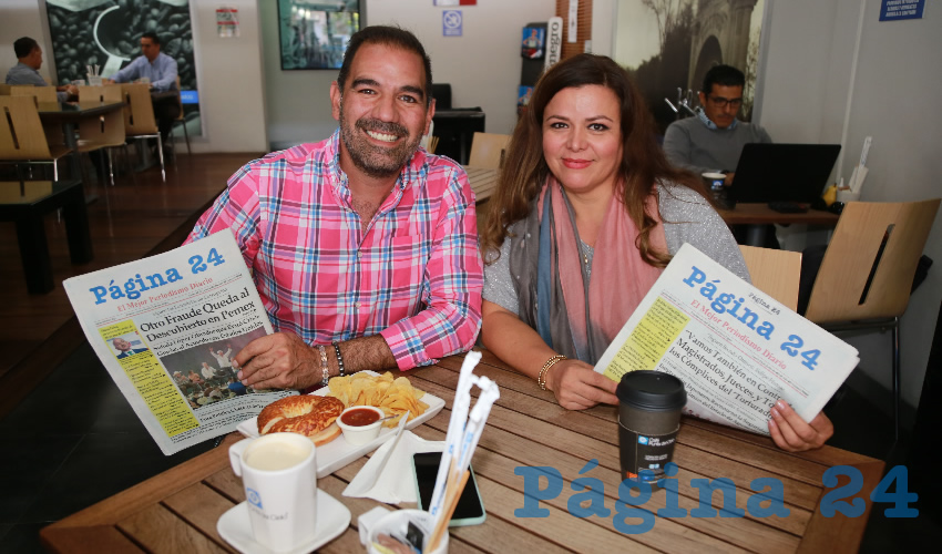 En Café Punta del Cielo platicaron Alberto Romero, periodista; y Gabriela Martín Morones