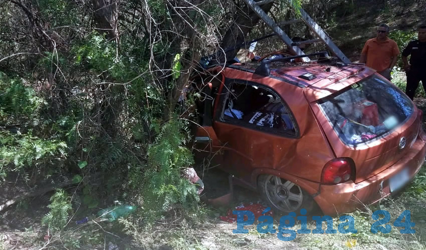 El auto Chevrolet Chevy naranja, de las hoy víctimas, se estampó contra un árbol en la carretera estatal 12