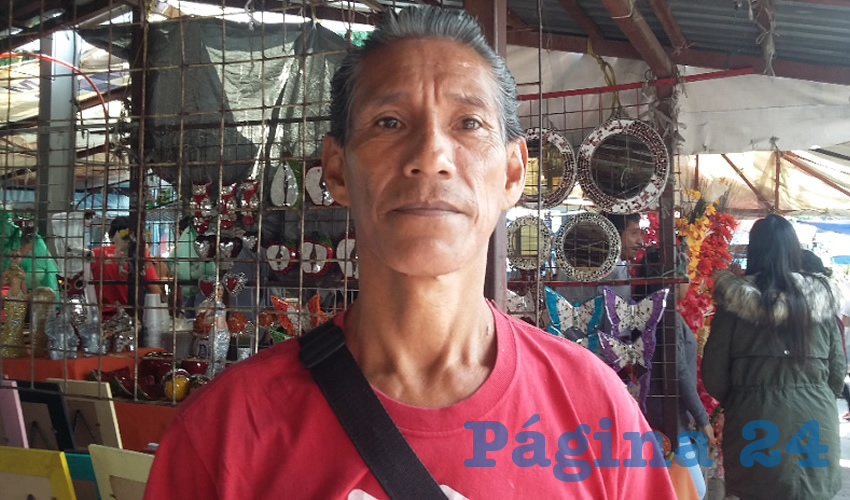 “No creemos que sea justo que quienes vienen de otras plazas, o sea de otros lados no paguen sus permisos y no les hagan nada. No estamos de acuerdo no en que no trabajen, lo que queremos es que se metan al reglamento y que se trate parejo a todos”, explicó Ceferino, líder de comerciantes del centro de Tonalá/Fotos: Francisco Tapia