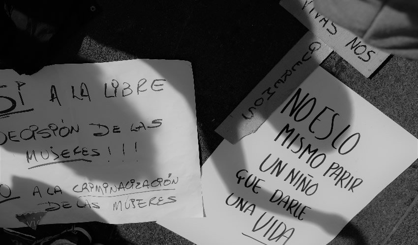 Las integrantes de la Comunidad Feminista subrayaron que hay personas que est&aacute;n haciendo uso de su posici&oacute;n pol&iacute;tica para llevar a cabo proselitismo religioso