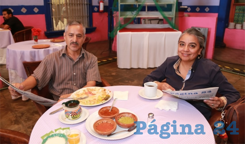 En La Saturnina disfrutaron de un rico desayuno Lorena de Mijangos y Óscar Mijangos