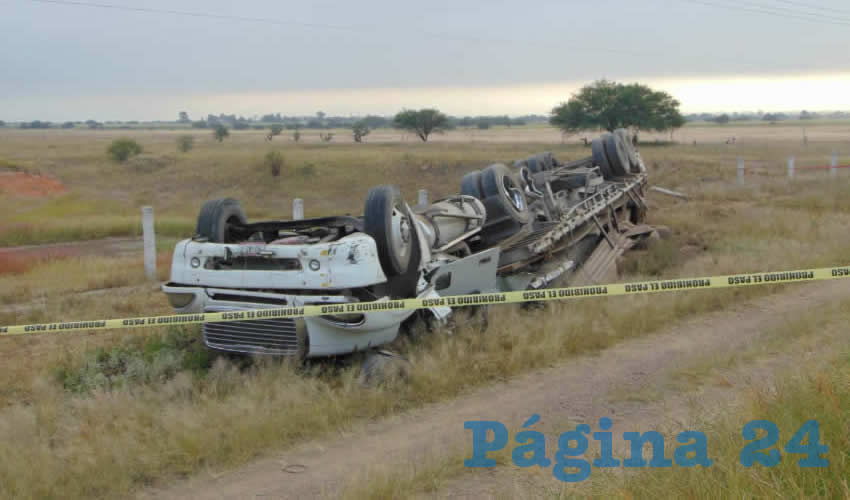 El veloz tractocamión se volcó en la carretera a San Luis Potosí, en El Llano