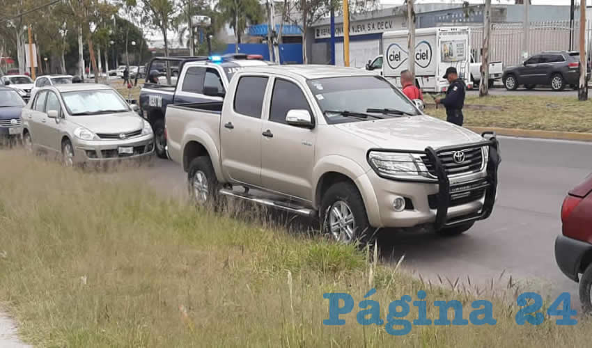 La camioneta de la víctima fue abandonada por los delincuentes sobre avenida Mahatma Gandhi