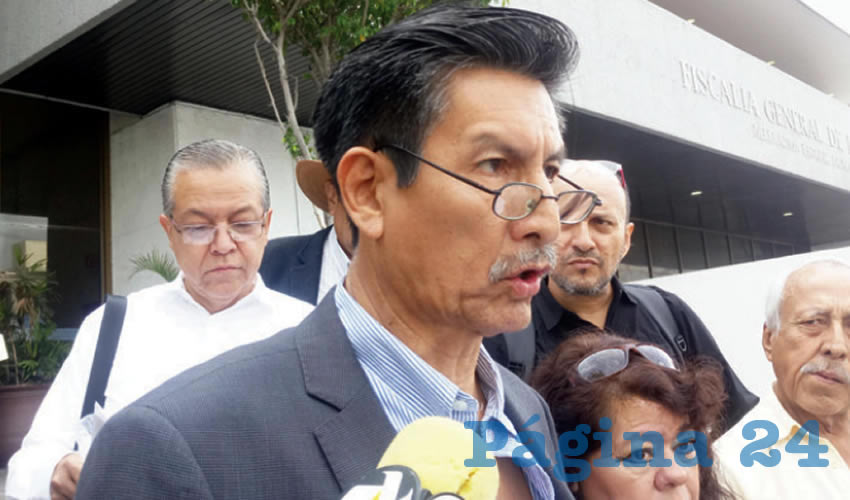 Jaime Ortiz y un grupo de afiliados a Morena se presentaron en la Fepade para exigir se investiguen los dos actos partidistas realizados por el delegado de programas sociales del gobierno federal y por un senador, quienes saturaron el hotel Hilton para fomentar el voto en favor de Bertha Luján, lo cual es –dijeron– un delito electoral/Foto: Rafael Hernández Guízar