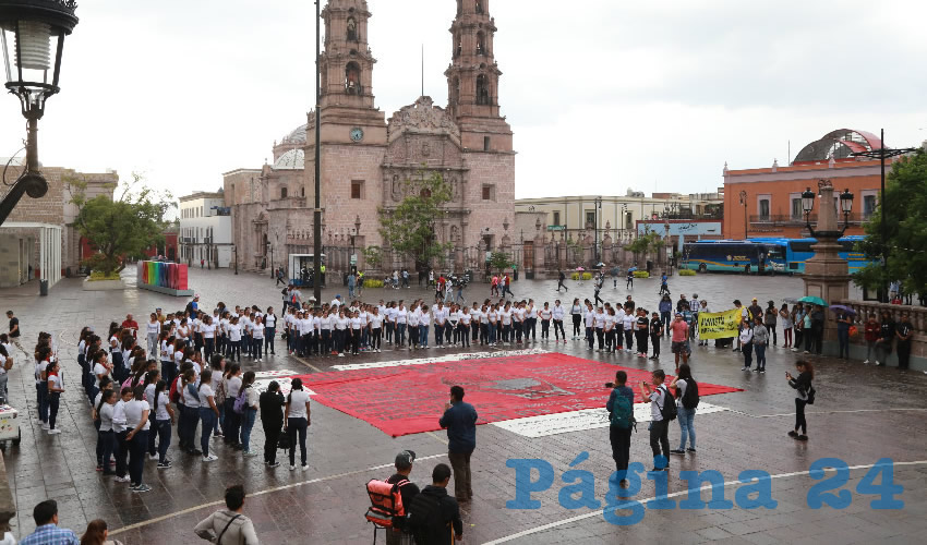 Marcha de las normalistas de Ca&ntilde;ada Honda (Foto: Eddylberto Lu&eacute;vano Santill&aacute;n)