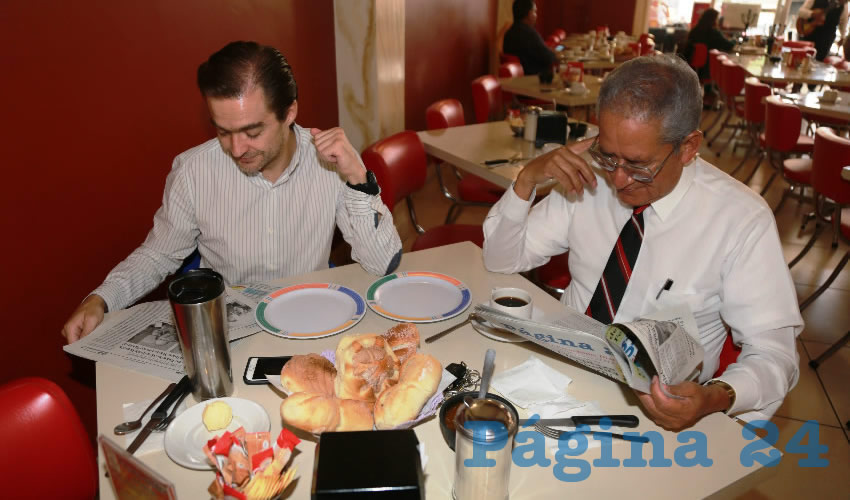 En el restaurante Mitla compartieron el primer alimento del día Miguel Romo Reynoso, regidor del Ayuntamiento de Aguascalientes; y Roberto Medina Ventura