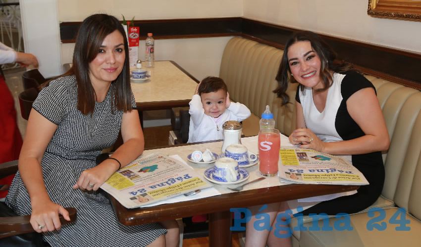 Anabel Villalobos, periodista; Emilia y su mam&aacute;, la senadora Martha M&aacute;rquez Alvarado, compartieron el pan y la sal en Sanborns Francia