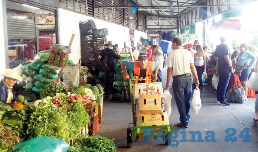 “Yo estoy de acuerdo en que mucha gente esté molesta, podemos ver las cosas personalmente si ellos se atreven a hacer la acusación directa”, dijo uno de los inspectores de nombre Agustín, en torno a los señalamientos de locatarios del mercado Felipe Ángeles, quienes se quejaron de actos de corrupción por parte de estos empleados municipales/Fotos: Francisco Tapia