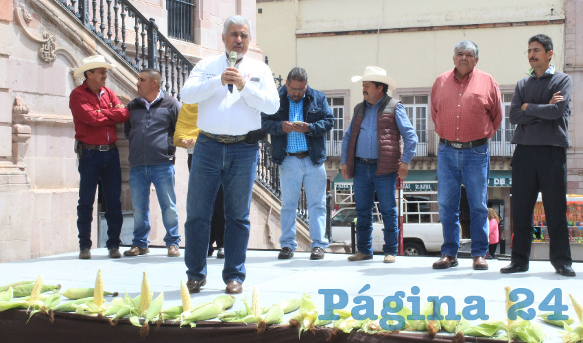 José Narro Céspedes aseveró que este grano ha ido desplazando al arroz y al trigo, convirtiéndose en uno de los principales cereales del mundo (Foto Rocío Castro Alvarado)