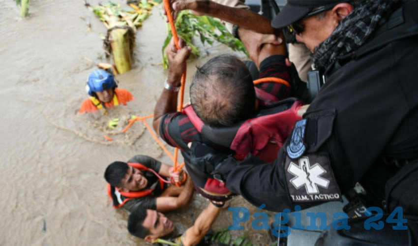 En la comunidad de El Rebalse, en Cihuatlán, dos hombres de 45 y 60 años fueron rescatados por parte del Grupo Aéreo Fénix en el helicóptero/Foto: Twitter @EnriqueAlfaroR