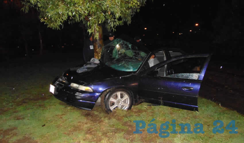 El veh&iacute;culo Stratus se accident&oacute; al salir de un paso a desnivel, en avenida Agauscalientes