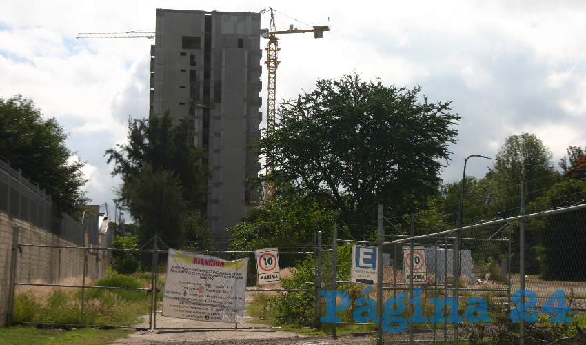 Sigue la construcción de decenas de departamentos en el Parque San Rafael, denunciaron habitantes de esta zona de Guadalajara, esto dijeron, pese a la suspensión que ordena lo contrario/Fotos: Francisco Tapia 