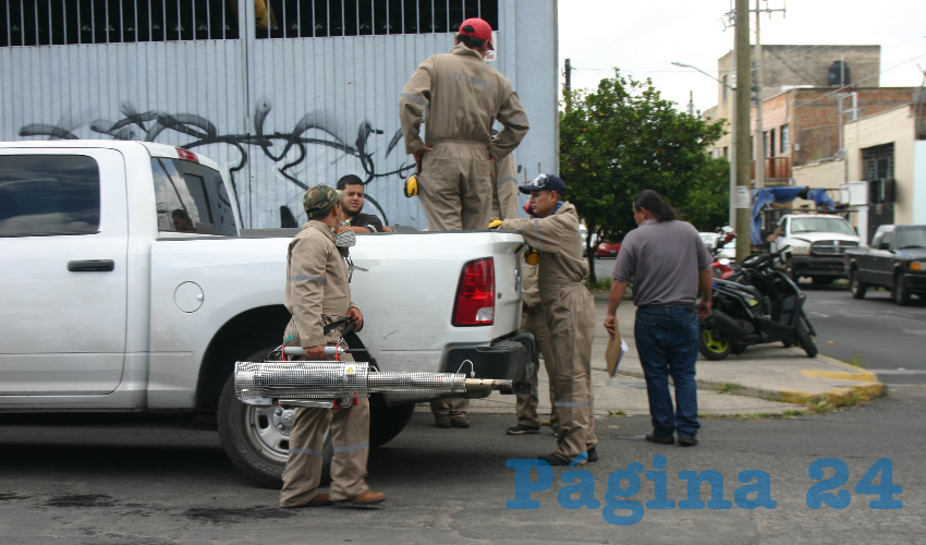 Los empleados de Salud que fumigan las colonias de la ZMG azotadas por el dengue llaman a las personas a evitar la proliferación del mosco en sus viviendas; ayer tocó la zona de la Olímpica, San Carlos, Analco y la colonia Atlas/Fotos: Francisco Tapia