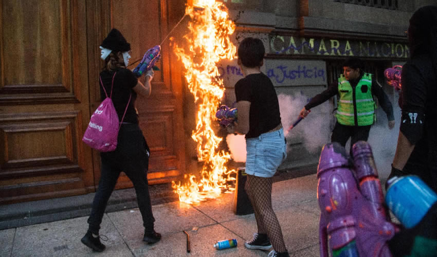 Manifestantes prendieron fuego y grafitearon en la sede de la Canaco en CDMX durante la marcha a favor del aborto (Foto: Archivo/ Andrea Murcia/ Cuartoscuro)