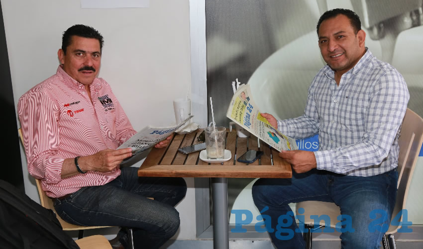 En Café Punta del Cielo platicaron Alejandro León López y Rodolfo Téllez Moreno
