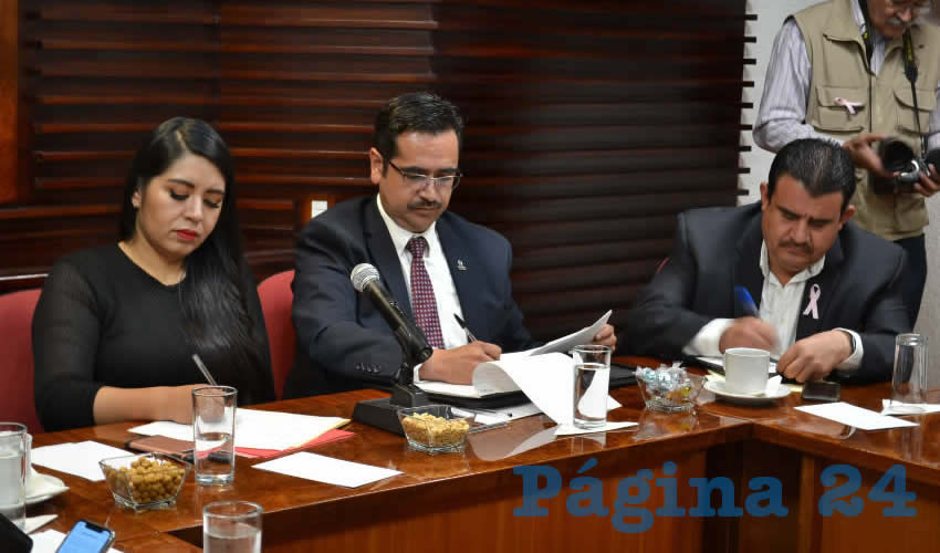 Omar Acuña Ávila, director general del Sistema Estatal para el Desarrollo Integral de la Familia (SEDIF), compareció ante una comisión de diputados en el Congreso del Estado (Foto Merari Martínez Castro)
