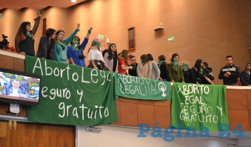 Los grupos provida realizaron un círculo de oración en la plancha del Congreso del Estado; mientras que los grupos proaborto colocaron pancartas y lonas en este mismo lugar (Foto Merari Martínez Castro)