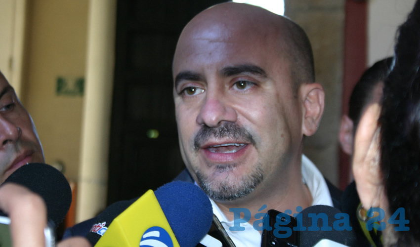 Al ser cuestionado sobre las denuncias ciudadanas acerca de que hay carencia de servicios en la colonia Providencia, tales como el agua potable y alumbrado en algunas vialidades, el alcalde Ismael del Toro se mostró molesto/Foto: Francisco Tapia