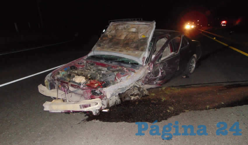 El automóvil Nissan Altima tinto que conducía un ebrio, mismo que logró escapar
