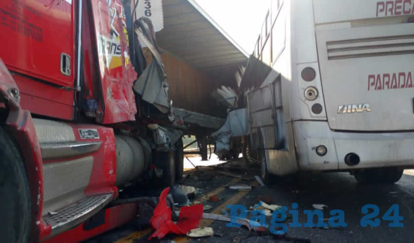 El autob&uacute;s Diana colision&oacute; contra el costado derecho del tr&aacute;iler y su caja, sobre la carretera federal 45 norte