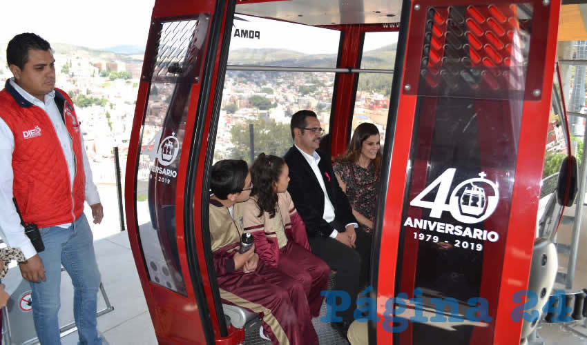 La presidenta honorífica del Sistema Estatal para el Desarrollo Integral de la Familia (SEDIF), Cristina Rodríguez Pacheco, develó la placa conmemorativa por el 40 aniversario del Teleférico (Foto: Merari Martínez)