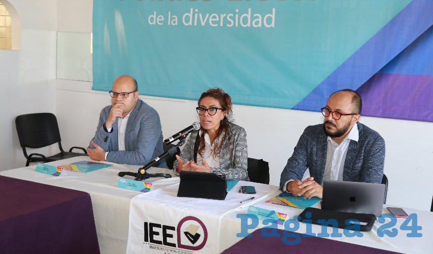 El consejero del IEE Francisco Rojas Choza, Ericka L&oacute;pez y Emanuel Rodr&iacute;guez realizaron conservatorio con integrantes de la comunidad LGBTI (Foto: Eddylberto Lu&eacute;vano Santill&aacute;n)