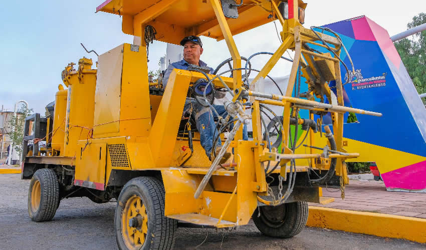 Gustavo Martínez Sierra fue el primer operario de la máquina pintarrayas en el Municipio de Aguascalientes