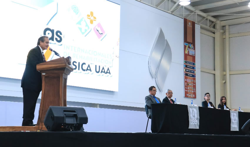 Los egresados deben atender a los pacientes con algún tipo de discapacidad para rehabilitarlos a su rutina diaria con amplio sentido ético, científico y humanístico