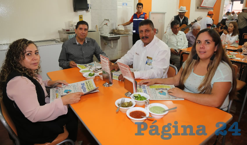María del Refugio Mora González, regidora; Jesús Reyes Silva, regidor; Lorenzo Martín Carrillo Lara, presidente Municipal de Asientos; y Sonia Carranza Mendoza, síndica; desayunaron en Carnitas Chanoy