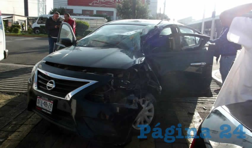 El autom&oacute;vil Nissan Versa, el cual destroz&oacute; su propietaria