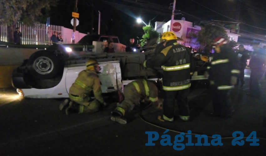 Momentos de angustia, cuando bomberos rescataban a los dos tripulantes de la camioneta volcada en avenida Convención oriente