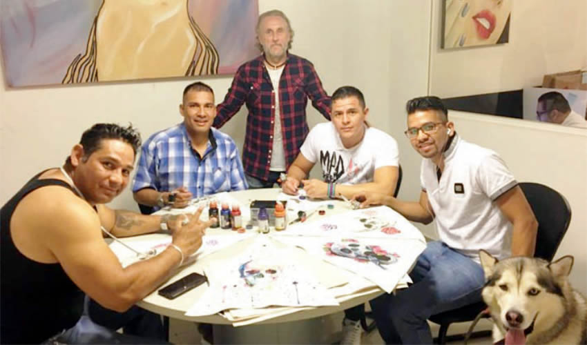 Cueto-Felgueroso con algunos de sus diseñadores/Foto: Prision Art