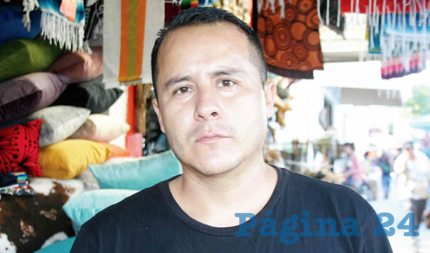 “Esta persona (la regidora Sandra Pompeyo) dicen que van a su casa y pues para los lugares que va a querer la gente, ahora sí que como dicen, según el sapo es la pedrada. Ella manda a unas personas a que acomoden a las personas en el tianguis, entre esas está una de sus hermanas”, denunció José de Jesús Aceves