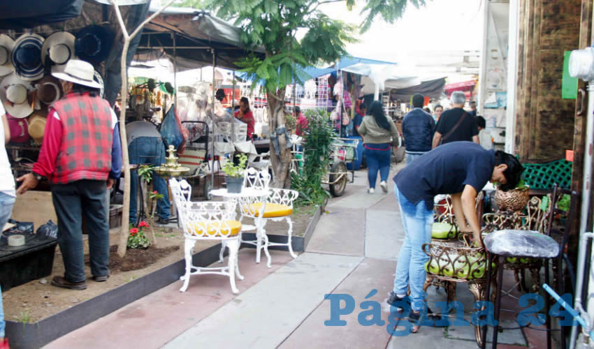 Comerciantes de Tonalá trabajan hostigados por inspectores municipales, además de la “mano negra” de la regidora Sandra Pompeyo, quien a pesar de las denuncias interpuestas, sigue operando sus redes de cobro de piso/Fotos: Francisco Tapia