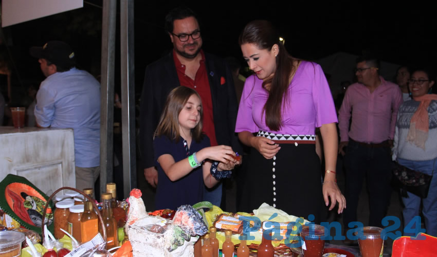 La alcaldesa realizó un recorrido por los pabellones, reconociendo la labor de artesanos y comerciantes locales