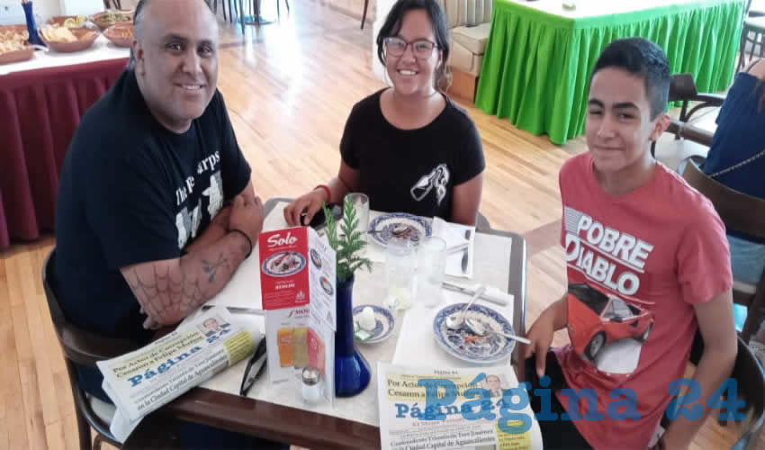 Salvador Velázquez y sus hijos, Sofía y Rafael, desayunaron en el restaurante Sanborns