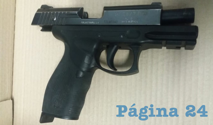 La pistola calibre .9 milímetros, que policías encontraron en una camioneta Dodge Ram 2500 que tripulaban cinco personas