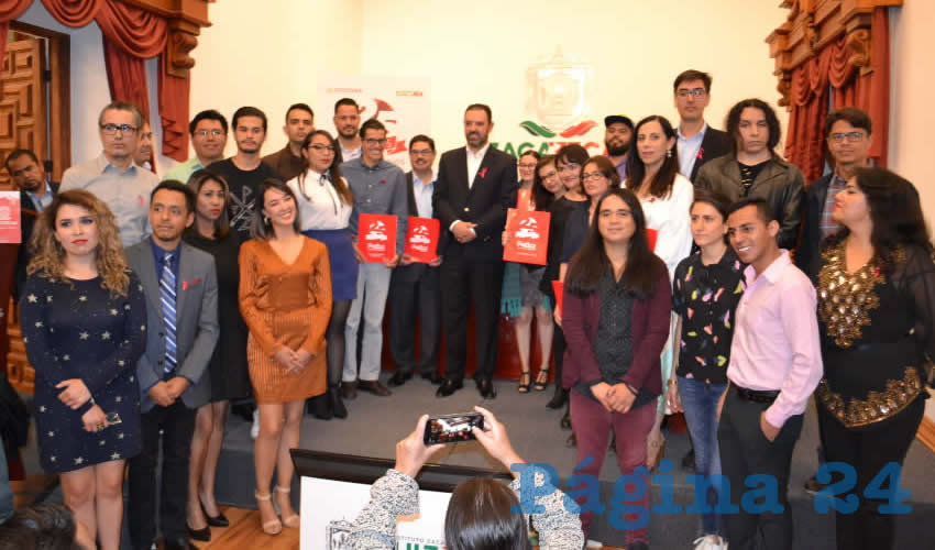 El Gobernador Alejandro Tello entregó la primera ministración de la beca PECDAZ para 33 artistas (Foto: Merari Martínez)