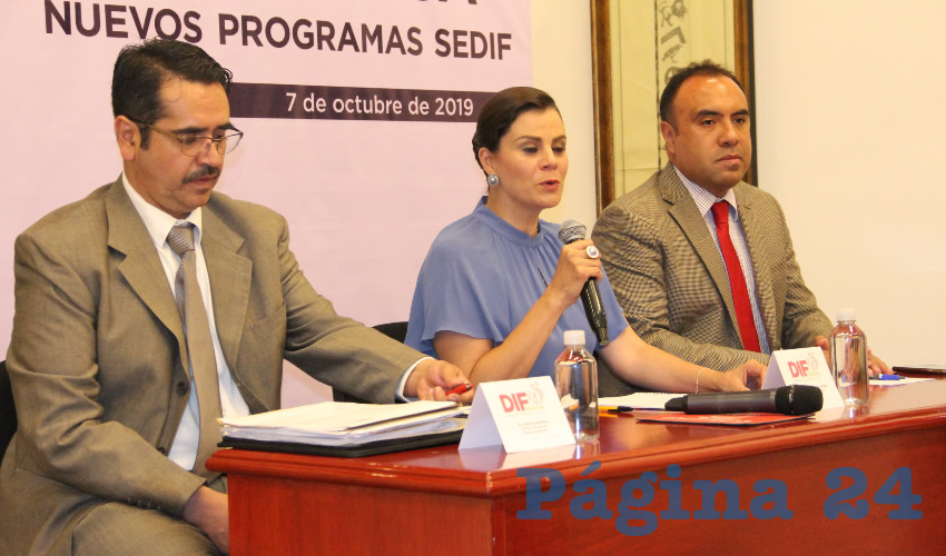 Cristina Rodríguez Pacheco y Omar Acuña Ávila, presidenta honorifica y director general del Sistema Estatal para el Desarrollo Integral de la Familia (SEDIF), respectivamente, anunciaron cinco nuevos programas sociales para la atención de la población más vulnerable (Foto Rocío Castro)