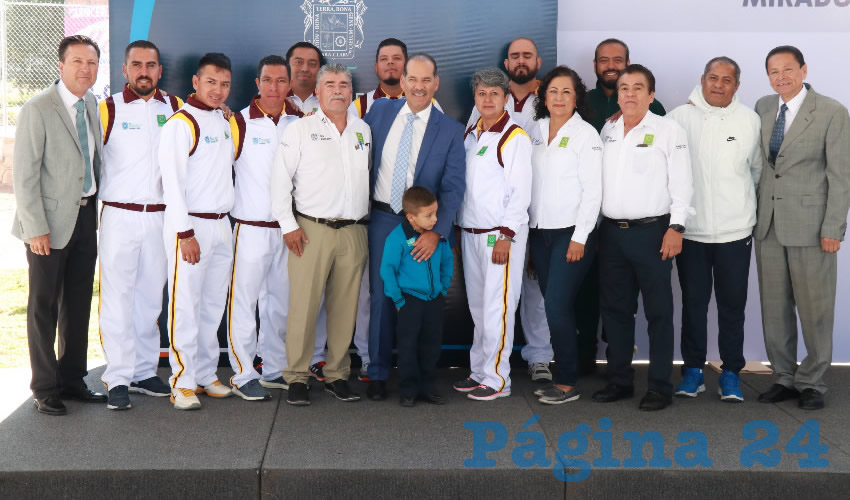 Martín Orozco Sandoval abanderó a la delegación de maestros que representará a Aguascalientes en el XXII Concurso Nacional de la Sesión de Educación Física
