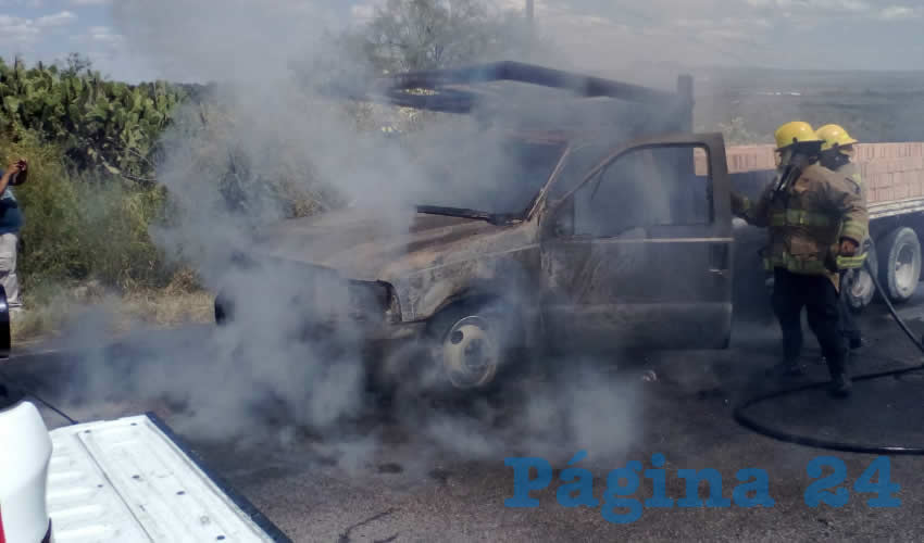 Por una falla en el sistema eléctrico, el fuego invadió la camioneta Ford Duty