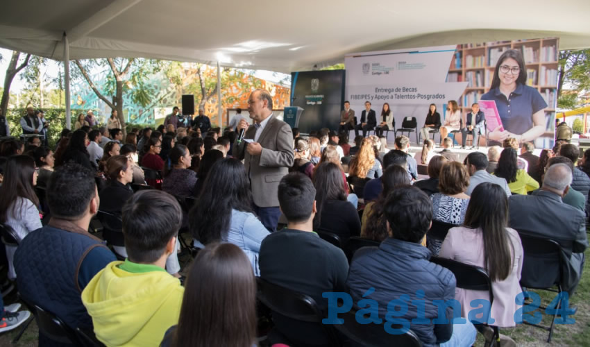 A través del FIBEIPES, universitarios de 12 instituciones han sido beneficiados con un incentivo que cubrirá la colegiatura total de su estancia en la universidad