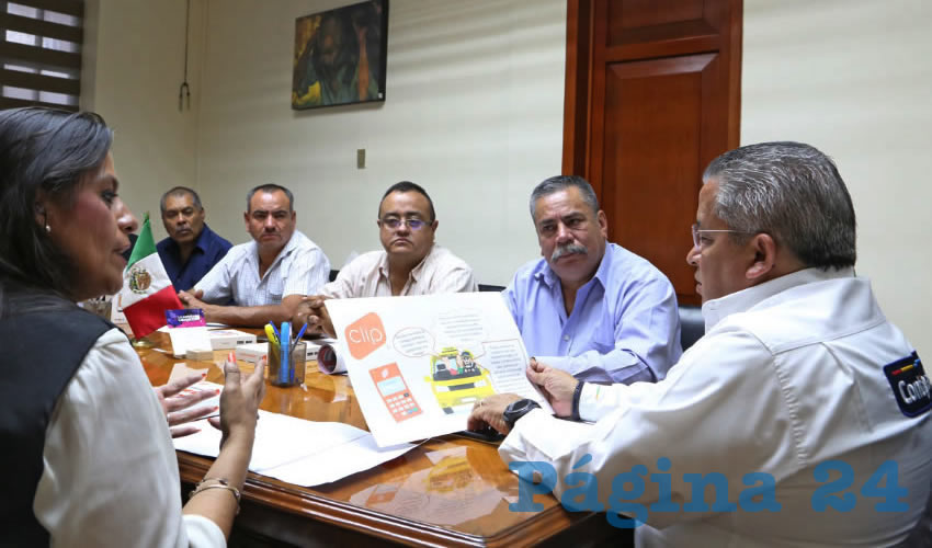 Taxistas implementar&aacute;n cobro con tarjeta como un proceso de mejora en el servicio